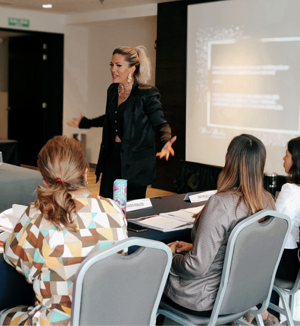 Maria Morales durante una clase de capacitación